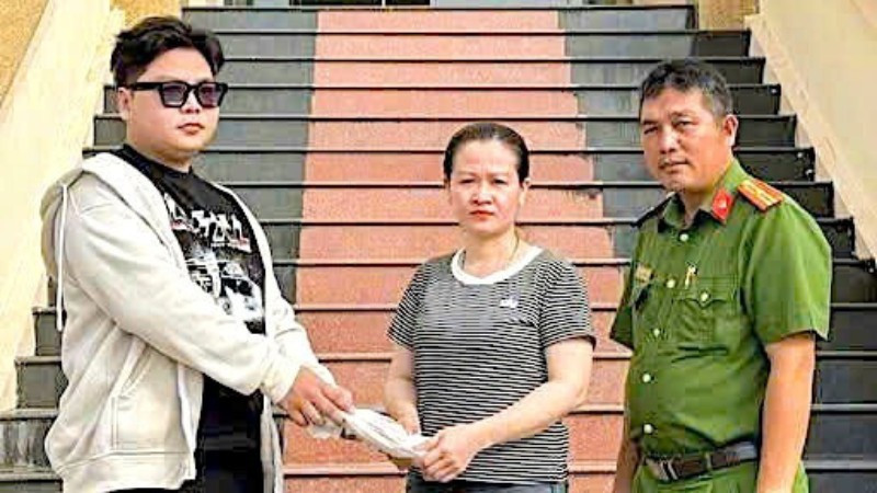 Thanh niên Lê Vĩnh Phước (bìa trái) trả lại tiền, vàng cho người đánh rơi trước sự chứng kiến của Công an xã Sông Đốc. (Ảnh: Công an Sông Đốc cung cấp).