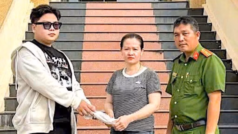 Thanh niên Lê Vĩnh Phước (bìa trái) trả lại tiền, vàng cho người đánh rơi trước sự chứng kiến của Công an xã Sông Đốc. (Ảnh: Công an Sông Đốc cung cấp).