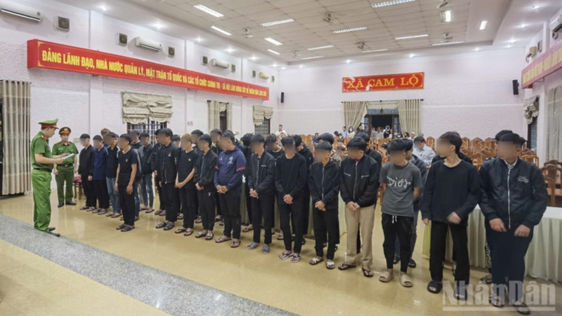 Công an tỉnh Quảng Trị tống đạt quyết định khởi tố vụ án, khởi tố các bị can. 