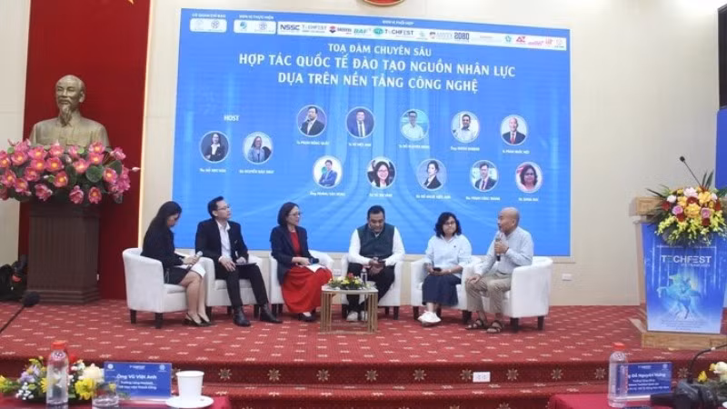 Các đại biểu tham dự tọa đàm "Hợp tác quốc tế đào tạo nguồn nhân lực dựa trên nền tảng công nghệ".