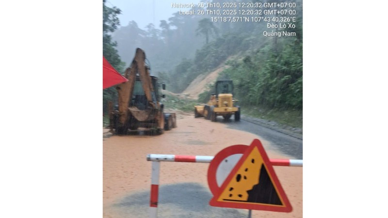 Lực lượng chức năng Cục Đường bộ Việt Nam nỗ lực thông đường tại đèo Lò Xo, địa điểm đang bị chia cắt cục bộ nghiêm trọng trong đợt mưa lũ này.