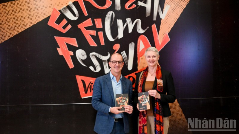 Đại sứ Na Uy tại Việt Nam, Bà Hilde Solbakken và Đại biện lâm thời Liên minh châu Âu tại Việt Nam, ông Rafael de Bustamante cùng tham dự buổi chiếu phim. 