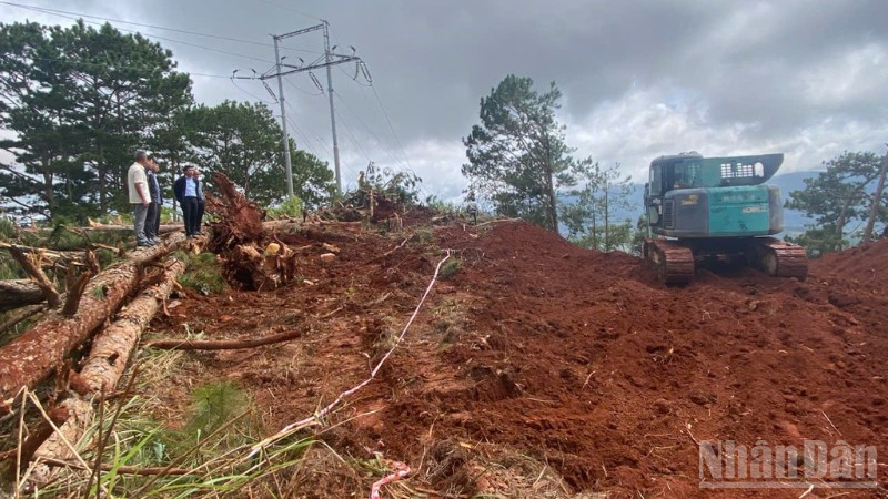 Ngành đường bộ đang căng mình khắc phục hậu quả của những cơn bão liên tiếp đổ vào nước ta trong thời gian vừa qua.
