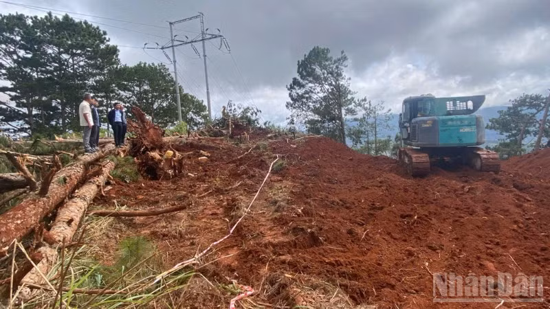 Ngành đường bộ đang căng mình khắc phục hậu quả của những cơn bão liên tiếp đổ vào nước ta trong thời gian vừa qua.