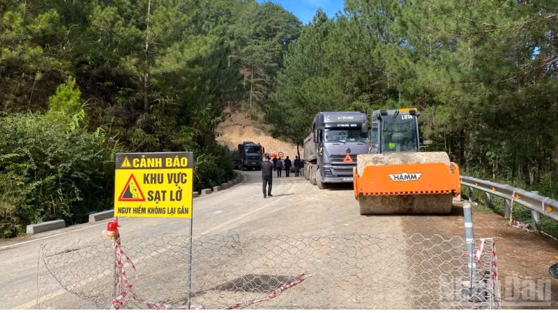 Công tác khắc phục hậu quả mưa lũ được lực lượng chức năng thực hiện 24/24 giờ.