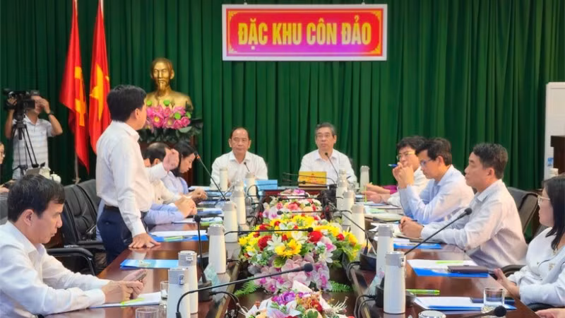 Các chuyên gia y tế đề xuất các giải pháp trước mắt và lâu dài giúp nâng cao năng lực y tế tại Đặc khu Côn Đảo dưới sự chủ trì của Đồng chí Nguyễn Phước Lộc, Phó Bí thư Thành ủy Thành phố Hồ Chí Minh ngày 16/7/2025. 