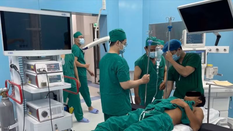 Các bác sĩ chuẩn bị phẫu thuật nội soi cho bệnh nhân.