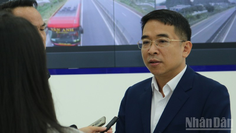 Phó Cục trưởng Cục Đường bộ Việt Nam Nguyễn Viết Huy trả lời phỏng vấn Báo Nhân Dân.