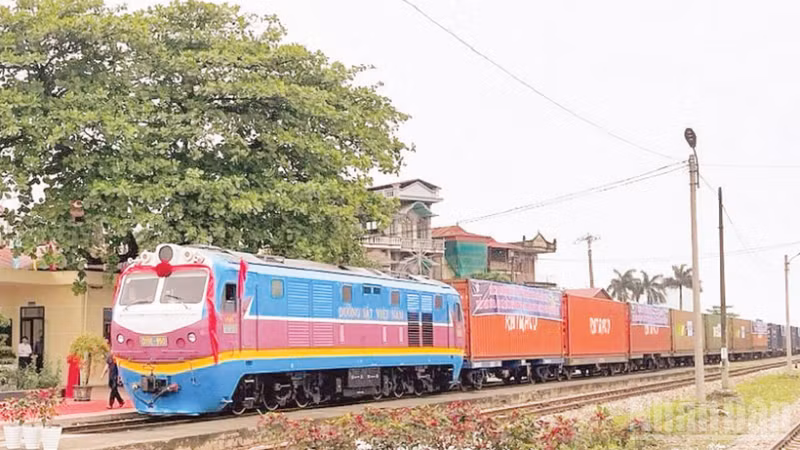 Tàu qua ga Cao Xá, Hải Phòng. (Ảnh: Báo Nhân Dân)