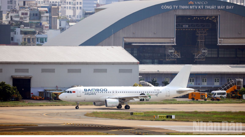 Máy bay của Bamboo Airways tại sân bay Tân Sơn Nhất.