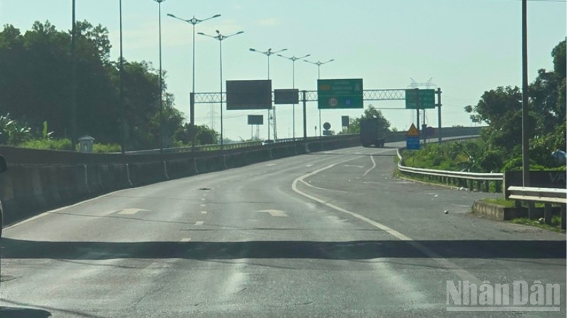 Lún sống trâu trên mặt đường cao tốc Đà Nẵng-Quảng Ngãi. (Ảnh: Báo Nhân Dân)
