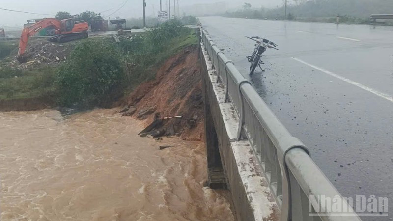 Sạt lở ta-luy âm đe dọa sụt mố cầu tại vị trí Km561+00-Km595+00 (đoạn thuộc tuyến tránh Quốc lộ 1A qua thị xã Kỳ Anh). 