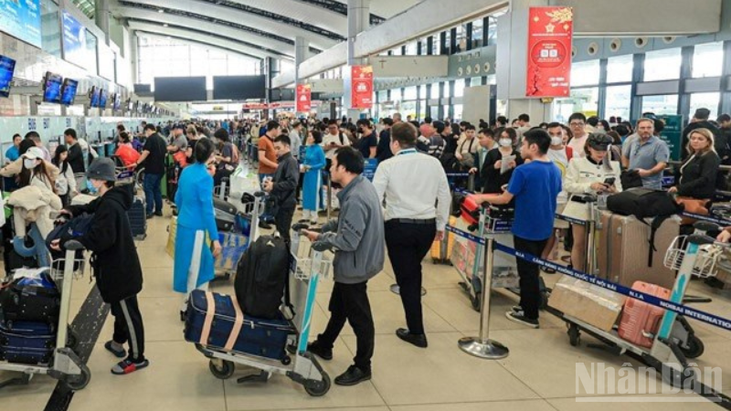 Hành khách tấp nập tại nhà ga các cảng hàng không Việt Nam trong 6 tháng đầu năm 2025.