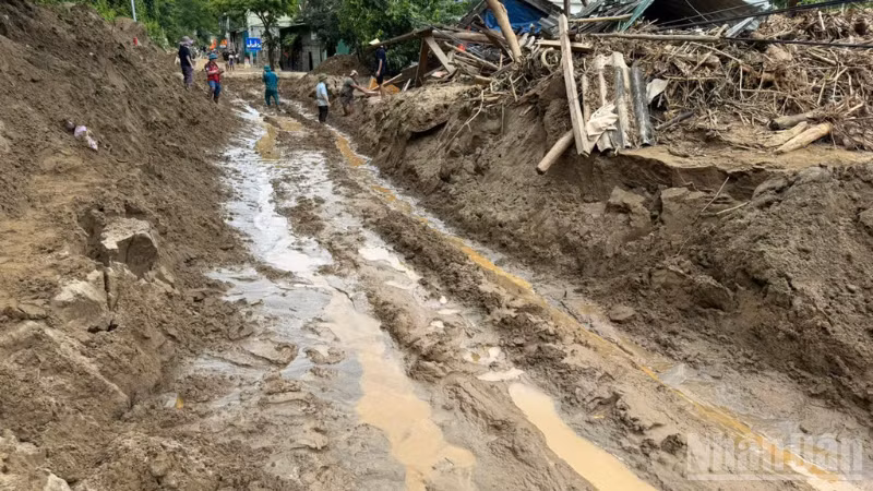 Một đoạn đường địa phận xã Kỳ Sơn ((Nghệ An) bị đứt nền mặt đường.