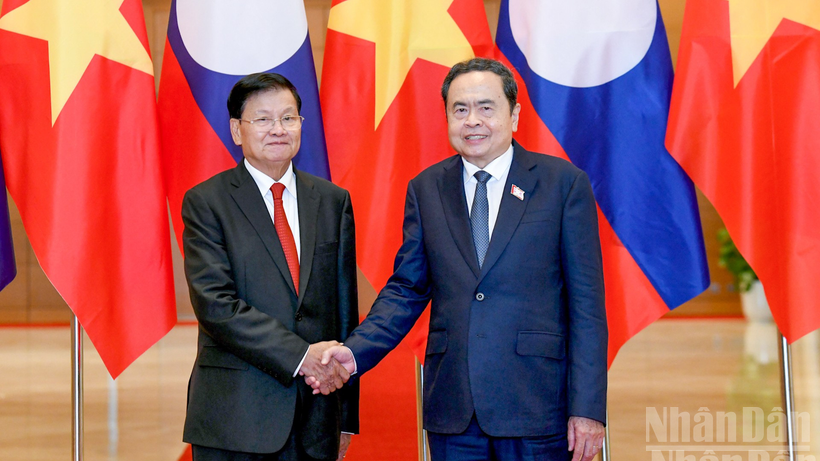 Chủ tịch Quốc hội Trần Thanh Mẫn và Tổng Bí thư, Chủ tịch nước Lào Thongloun Sisoulith.
