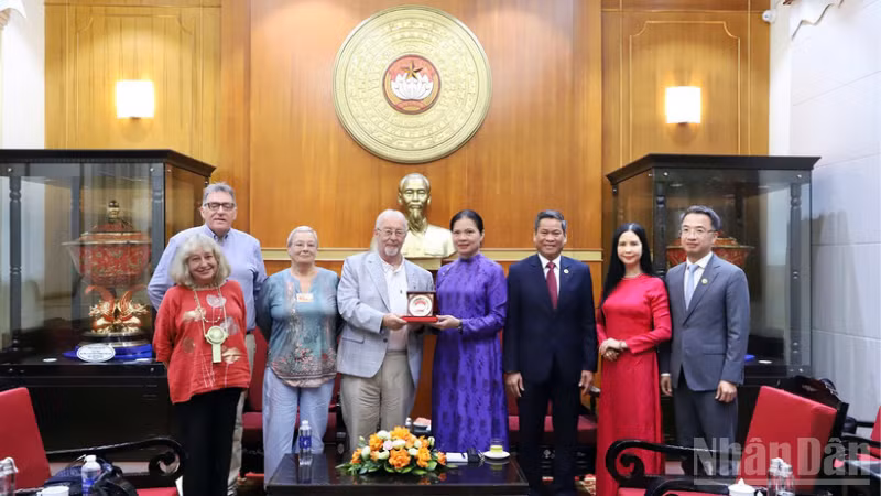 Phó Chủ tịch Ủy ban Trung ương Mặt trận Tổ quốc Việt Nam Hà Thị Nga, Bí thư Đảng Cộng sản Anh Robert Griffiths (lần lượt thứ 4 và 5 từ phải sang) cùng đại diện các đơn vị, tổ chức liên quan tại buổi làm việc.