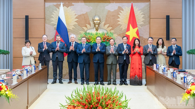 Chủ tịch Quốc hội Trần Thanh Mẫn và Phó Chủ tịch thứ nhất Hội đồng Liên bang Nga cùng đại biểu hai nước tại buổi tiếp. (Ảnh: DUY LINH)