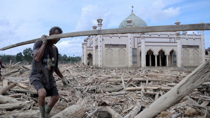 Lũ lụt và lở đất do mưa lớn tại Aceh, Indonesia ngày 10/12/2025. (Ảnh: THX/TTXVN)
