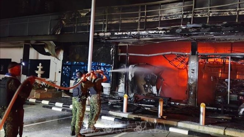 Hiện trường vụ nổ bom tại trạm xăng ở Narathiwat, Thái Lan, ngày 11/1/2026. (Ảnh: TTXVN)