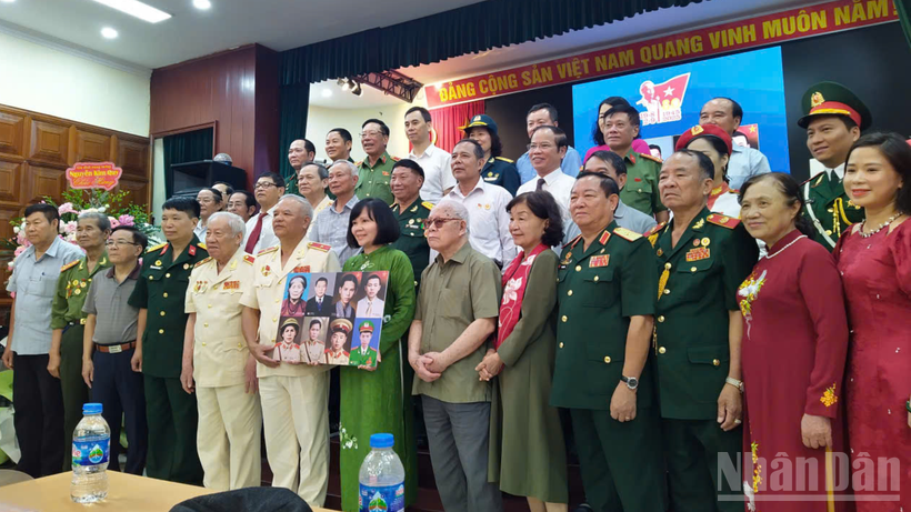 8 di ảnh phục dựng được Tổ chức Trái tim người lính cùng thân nhân các gia đình Anh hùng, liệt sĩ trao tặng cho các bảo tàng sáng 5/9.