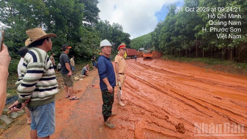 Cục Đường bộ Việt Nam và Cảnh sát giao thông nỗ lực khắc phục hậu quả mưa lũ lớn đe doạ an toàn giao thông trên các tuyến đường.
