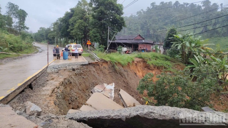 Sạt ta-luy âm 1/2 mặt đường tại Km1360+980 đường Hồ Chí Minh, đã rào chắn cảnh báo.