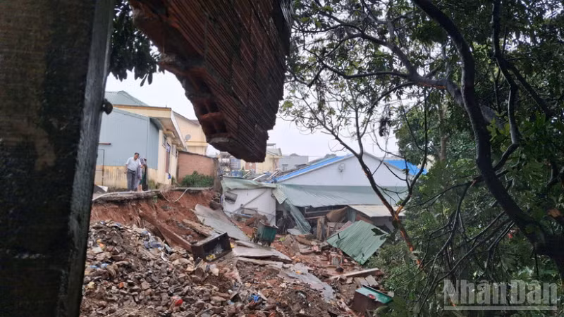 Hiện trường vụ sập tường vào sáng ngày 24/7.