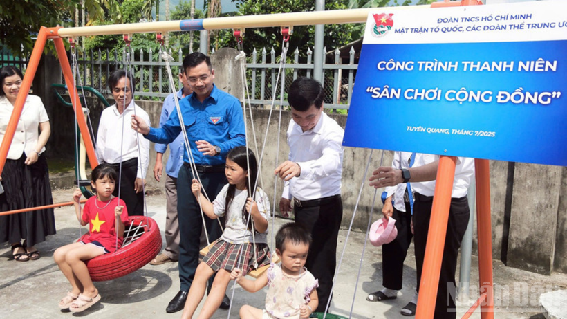 Đoàn đại biểu cùng đại diện chính quyền địa phương khánh thành công trình thanh niên "Sân chơi cộng đồng" trong khuôn khổ Hành trình.