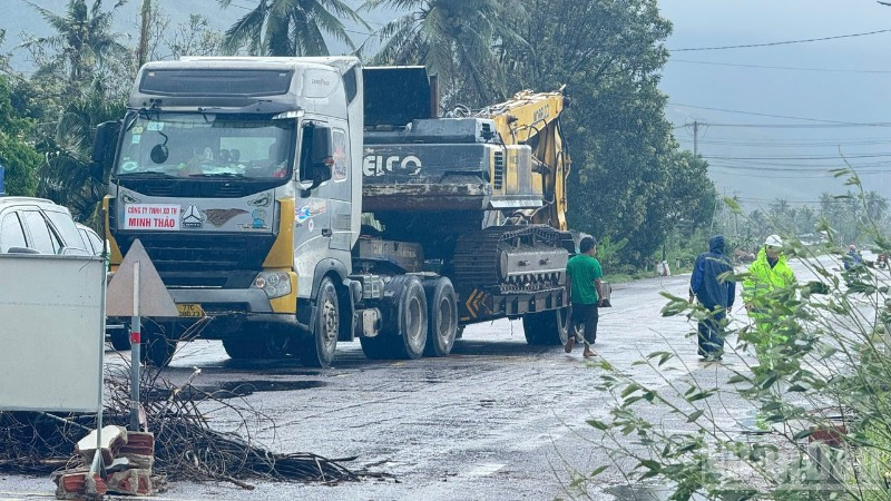 Khu Quản lý đường bộ xử lý sự cố nứt mặt đường tại Km1253+100 trên Quốc lộ 1.