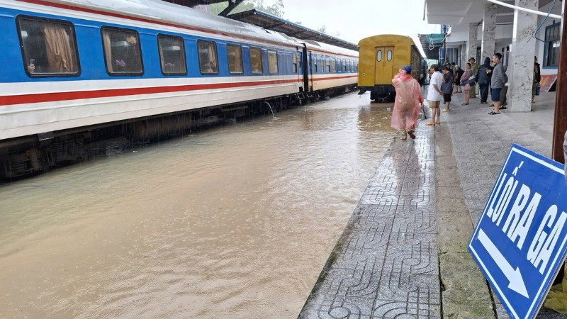 Ga Diêu Trì (tỉnh Gia Lai) tạm ngừng vận tải đường sắt do mưa lũ lớn.