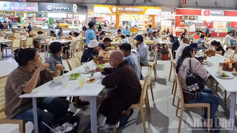 Một trạm dừng nghỉ trên tuyến cao tốc bắc-nam. (Ảnh: QUANG HƯNG) 