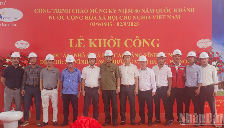 Đại diện Ủy ban nhân dân thành phố Hà Nội và chủ đầu tư dự án tại lễ khởi công.