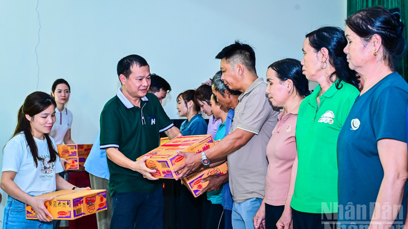 Công đoàn Báo Nhân Dân trao quà cho các hộ gia đình bị thiệt hại do thiên tai.