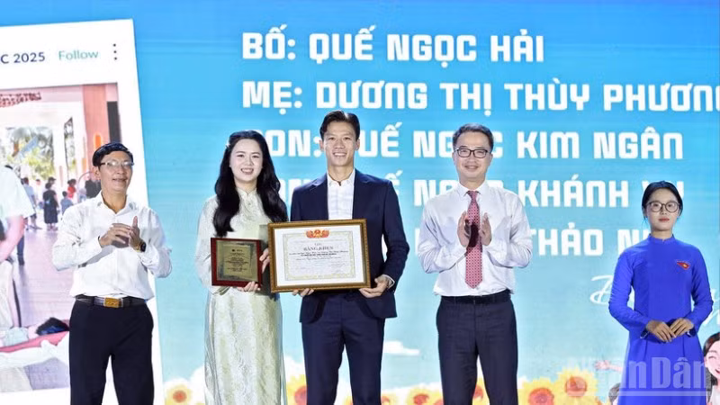 BÍ thư Trung ương Đoàn, Chủ tịch Hội Liên hiệp Thanh niên Việt Nam Nguyễn Tường Lâm (thứ 2 từ phải sang) trao Bằng khen tặng vợ chồng anh Quế Ngọc Hải và chị Dương Thị Thùy Phương. 