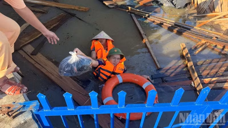 Công an xã Bố Hạ di dời người dân tới nơi an toàn