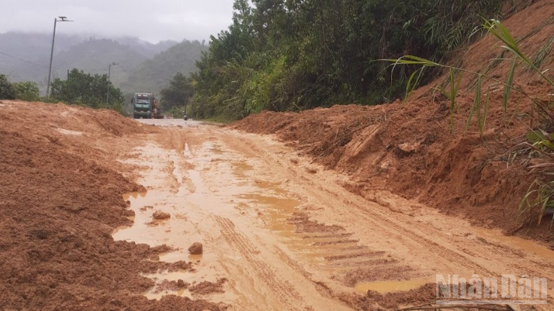 Các điểm bị tắc dù đã được thông đường nhưng nguy cơ tái sạt lở còn rất lớn.