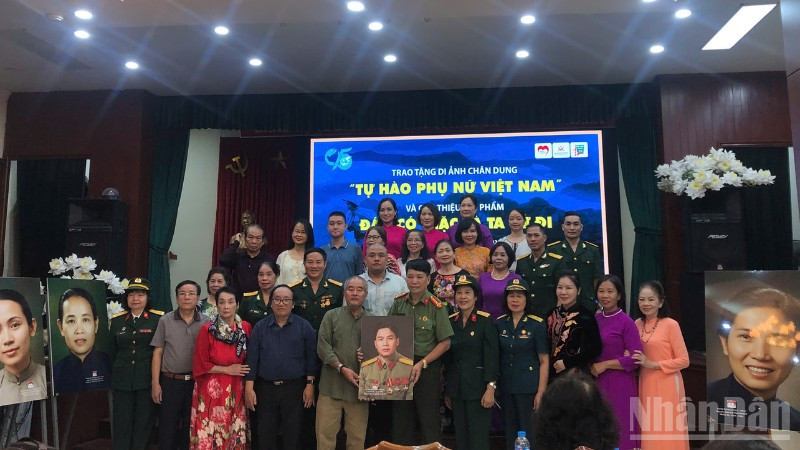 Gia đình Anh hùng Lực lượng vũ trang nhân dân-Liệt sĩ Lê Văn Dỵ trao tặng di ảnh và cuốn sách "Đâu có giặc là ta cứ đi" cho Bảo tàng Phụ nữ Việt Nam.