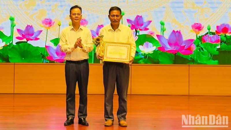 Lãnh đạo tỉnh Lào Cai trao giải Nhất đổi mới sáng tạo. (Ảnh: THANH SƠN)