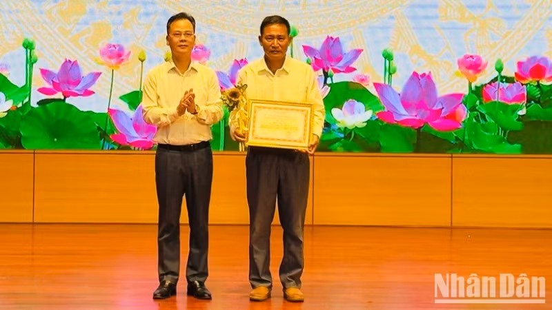 Lãnh đạo tỉnh Lào Cai trao giải Nhất đổi mới sáng tạo. (Ảnh: THANH SƠN)