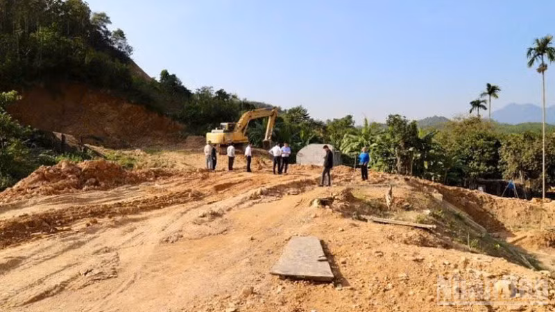 Đơn vị thi công huy động máy móc, thiết bị và nhân lực triển khai các hạng mục san gạt, xử lý nền đường, thi công hệ thống thoát nước.