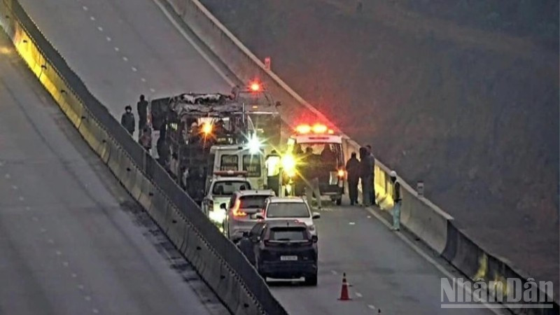 Tai nạn trên cao tốc Diễn Châu-Bãi Vọt đêm 2/1. (Ảnh: Báo Nhân Dân)