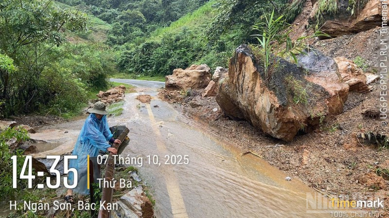 Cơn bão số 11 khiến ta-luy dương sạt lở nghiêm trọng xuống tuyến đường Quốc lộ nối tỉnh Bắc Kạn với tỉnh Cao Bằng.
