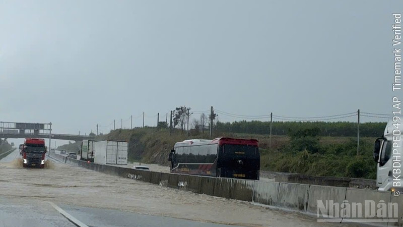 Ngày 4/12, do mưa lớn kéo dài, kèm theo xả lũ của thuỷ điện Đại Ninh, nước từ Sông Luỹ dâng cao, làm ngập tràn qua đường đoạn từ Km1658+100-Km1658+750, Quốc lộ 1 thuộc xã Lương Sơn, tỉnh Lâm Đồng, chiều sâu tràn Quốc lộ 1 khoảng 1m.