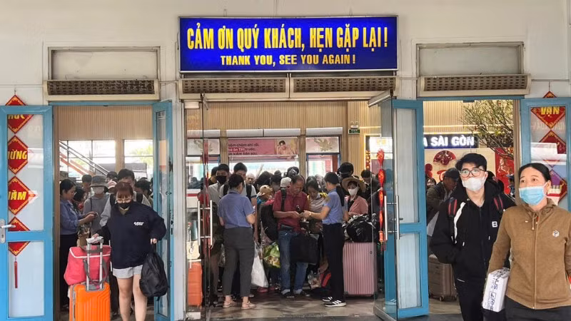 Tổng công ty Đường sắt Việt Nam khuyến cáo hành khách sử dụng vé hợp lệ để tránh phải mua lại vé bổ sung cao gấp 5 lần giá vé ban đầu.
