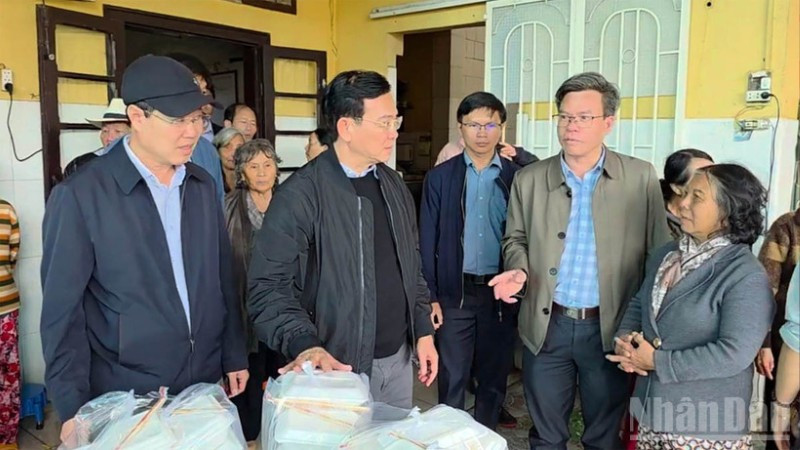 Chủ tịch Ủy ban nhân dân tỉnh Lâm Đồng Hồ Văn Mười (thứ hai, bên trái) đến thăm, động viên người dân đang sơ tán tránh lũ tại xã D'Ran.