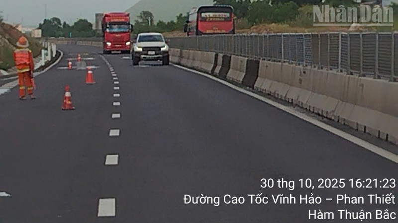 Cao tốc Vĩnh Hảo-Phan Thiết đã thông xe 2 chiều từ 16 giờ chiều 30/10.