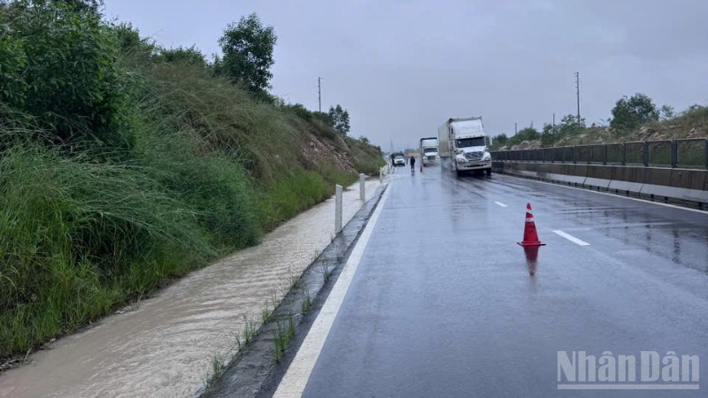 Khu Quản lý đường bộ IV và lực lượng Cảnh sát giao thông tỉnh Lâm Đồng đặt biển cảnh báo và hướng dẫn phân luồng cho các phương tiện lưu thông an toàn từ 10 giờ sáng 30/10.