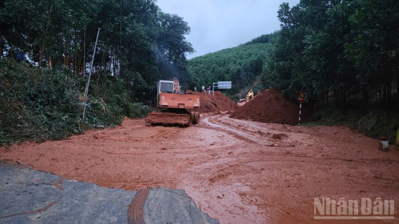 Đèo Lò Xo đã thông xe sau nhiều ngày gián đoạn do sạt lở nghiêm trọng từ ảnh hưởng đợt mưa lớn mưa lớn kéo dài từ ngày 25 tới 29/10.