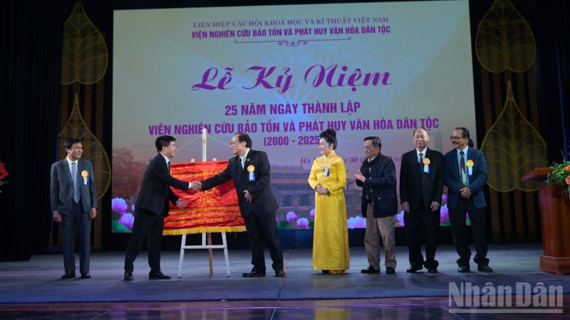 Tổng thư ký Liên hiệp các Hội Khoa học Kỹ thuật Việt Nam trao bức trướng cho Lãnh đạo Viện.