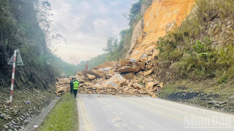 Hiện trường vụ sạt lở trên Quốc lộ 6.